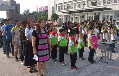 学校组织活动现场