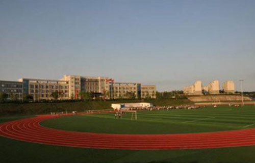 学校运动场一角
