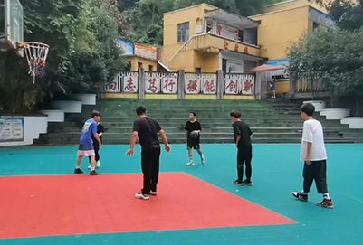学生在打篮球