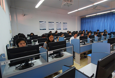 计算机专业学生在上课