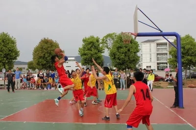 学生在打篮球