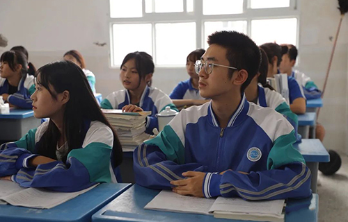 四川省遂宁市安居职业高级中学学生在上课