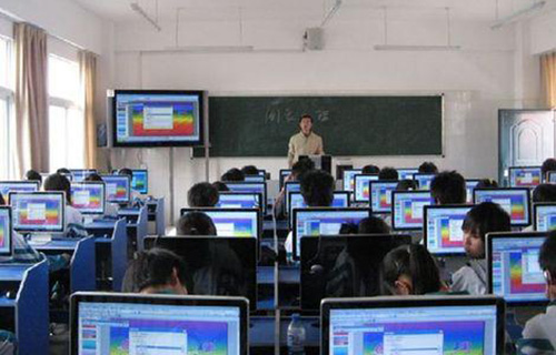 学生在上计算机课