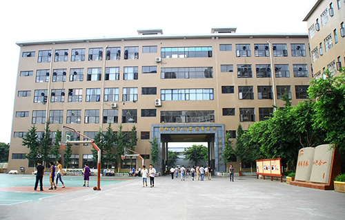学校运动场一角