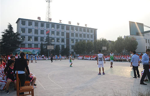 学校举行篮球比赛