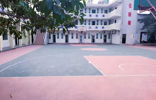 学校篮球场一角