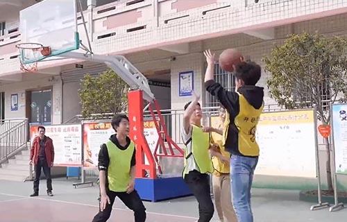 学生在打篮球