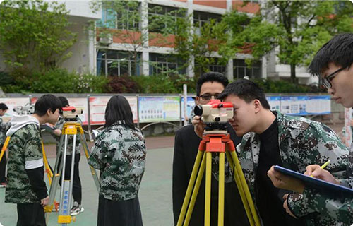 建筑专业学生实训课