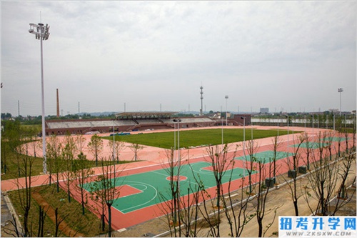 常德汽车机电学校运动场